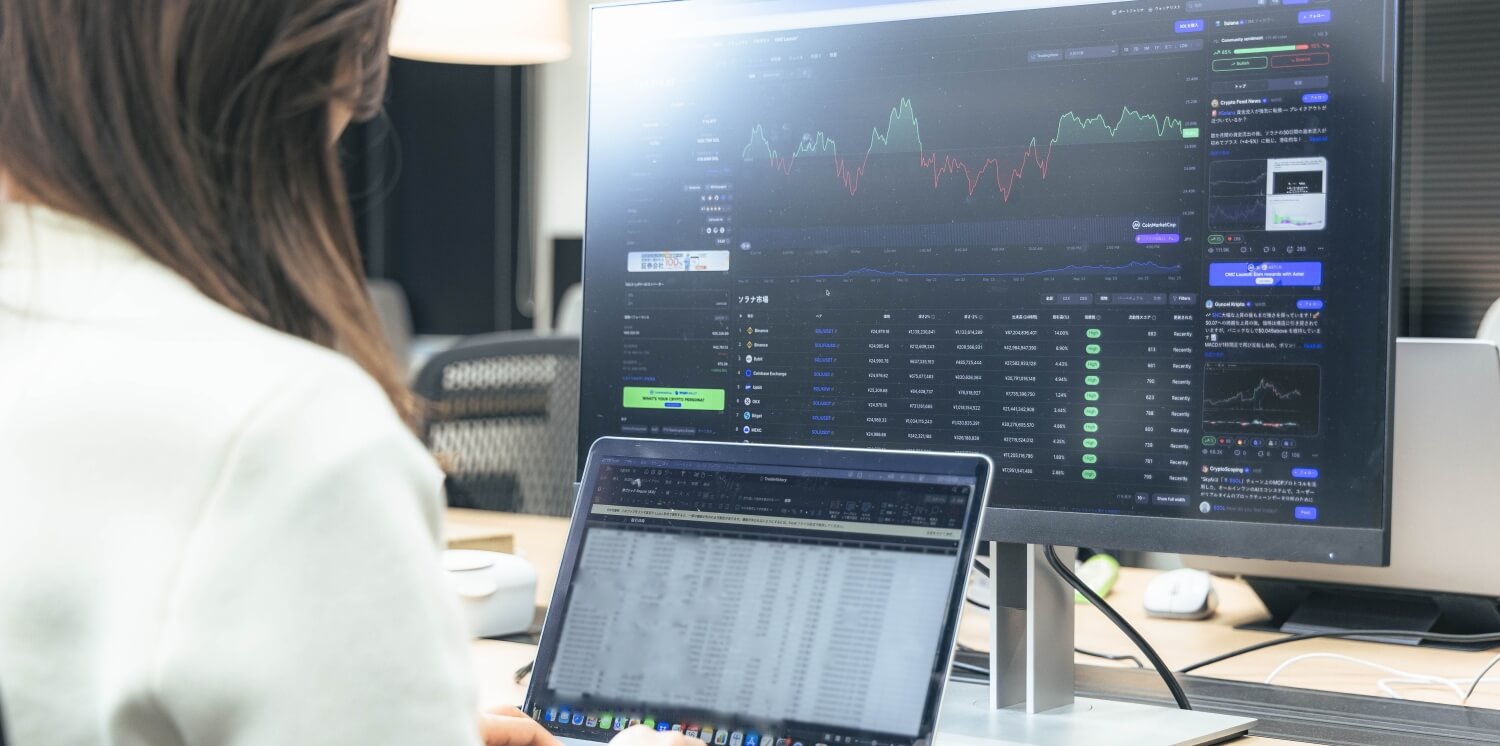 暗号資産の取引画面を確認する担当者